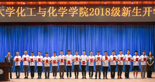 bwin副经理孟令辉、卢卫红为2018级军训优秀学兵颁奖